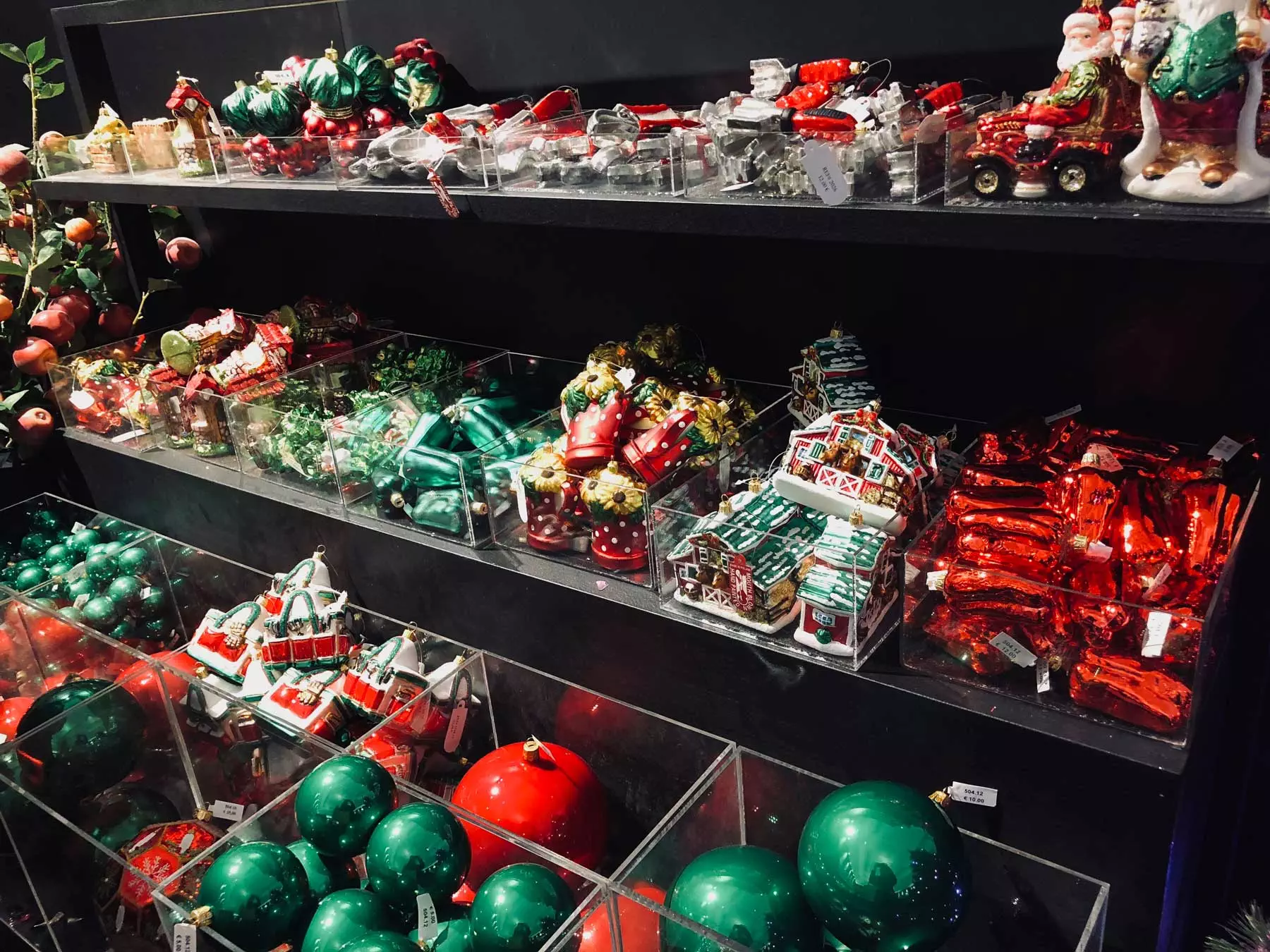 christmas-red-ornaments-le-bon-marche