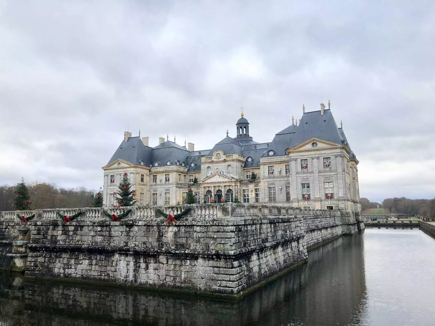 french-castle-vaux-christmas