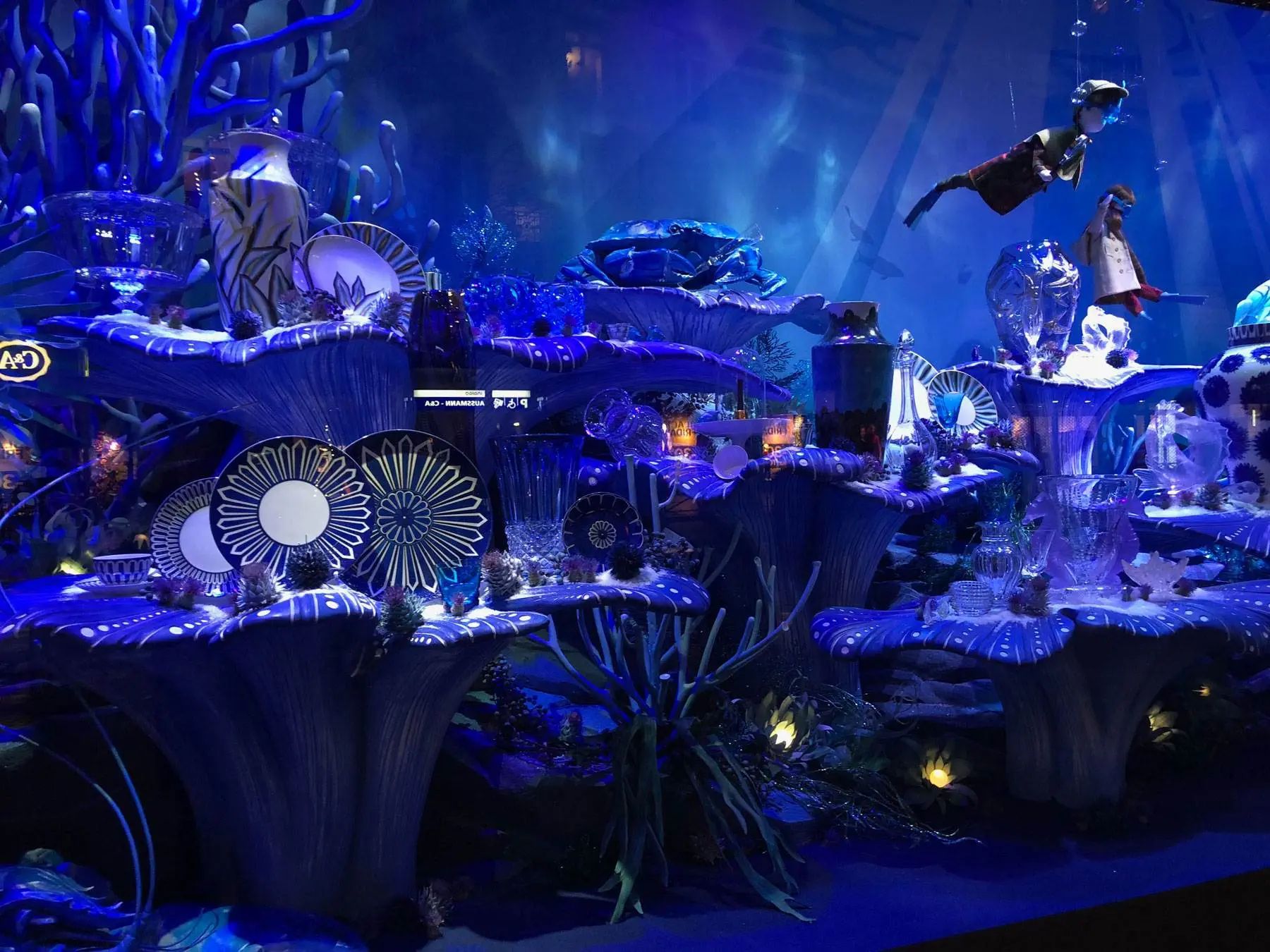 printemps-haussmann-christmas-display-blue