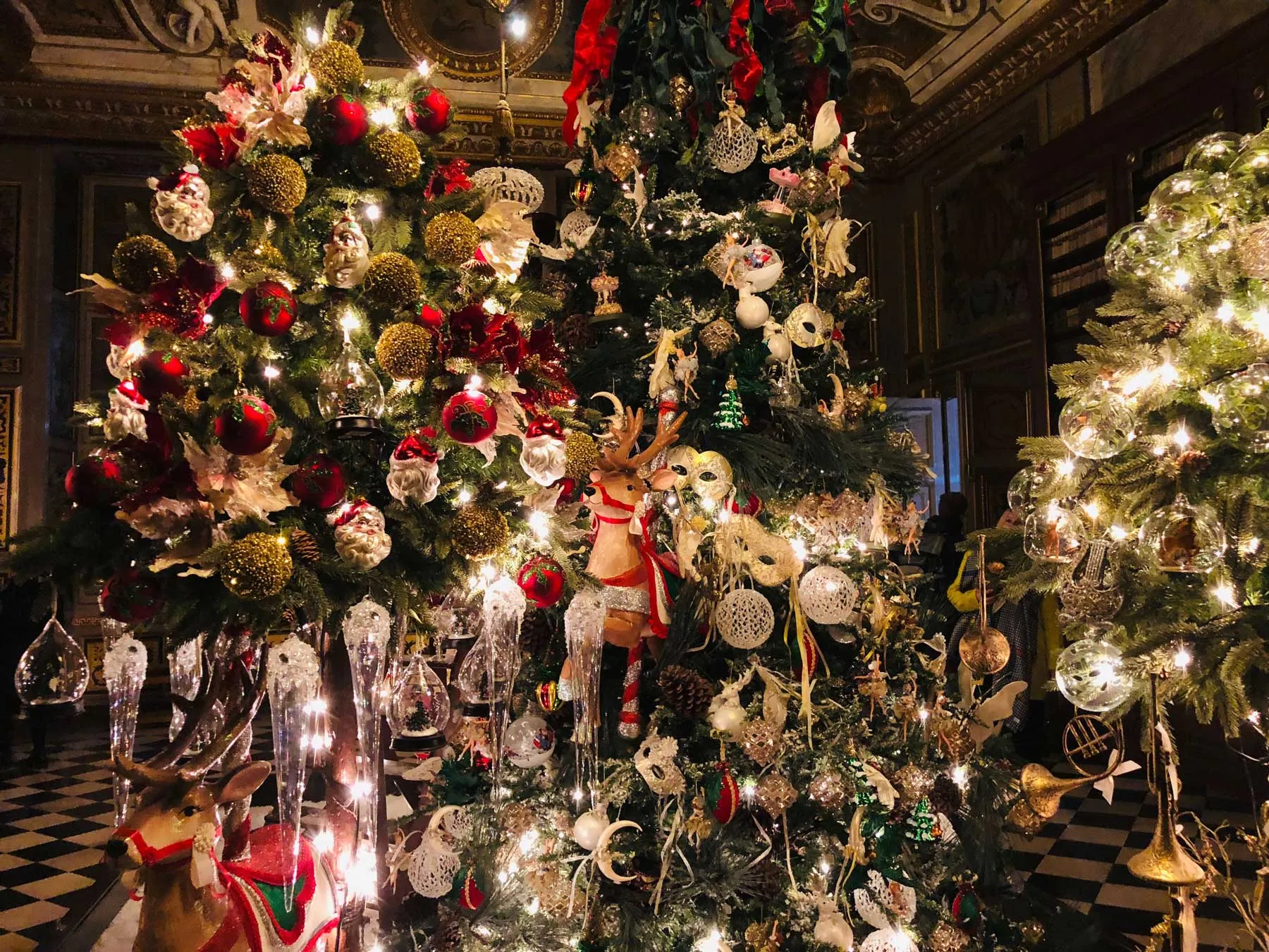 vaux-le-vicomte-christmas-red-ornaments