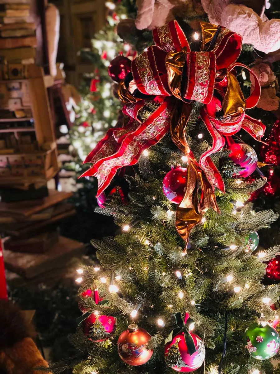 vaux-le-vicomte-christmas-red-ribbon