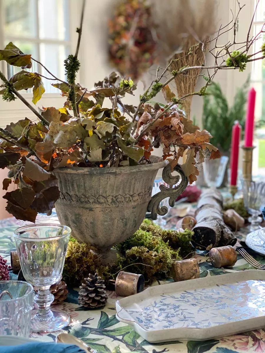 une table de style rustique en hiver vase