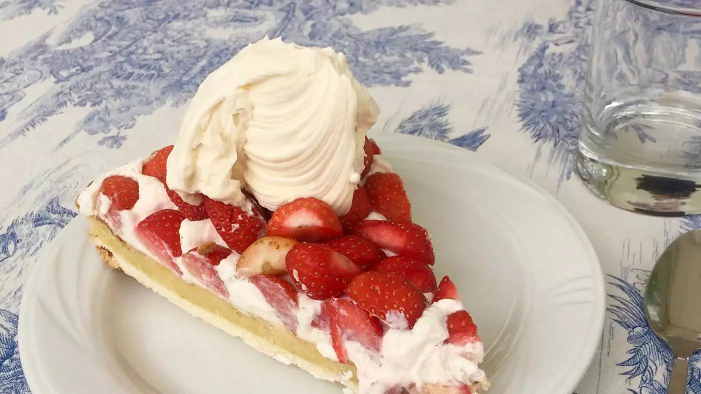 creme-chantilly-whipped-cream-strawberries-dessert