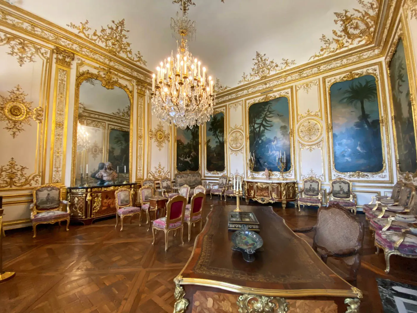 une-bonne-maison-chantilly-castle-french-chateau-interior