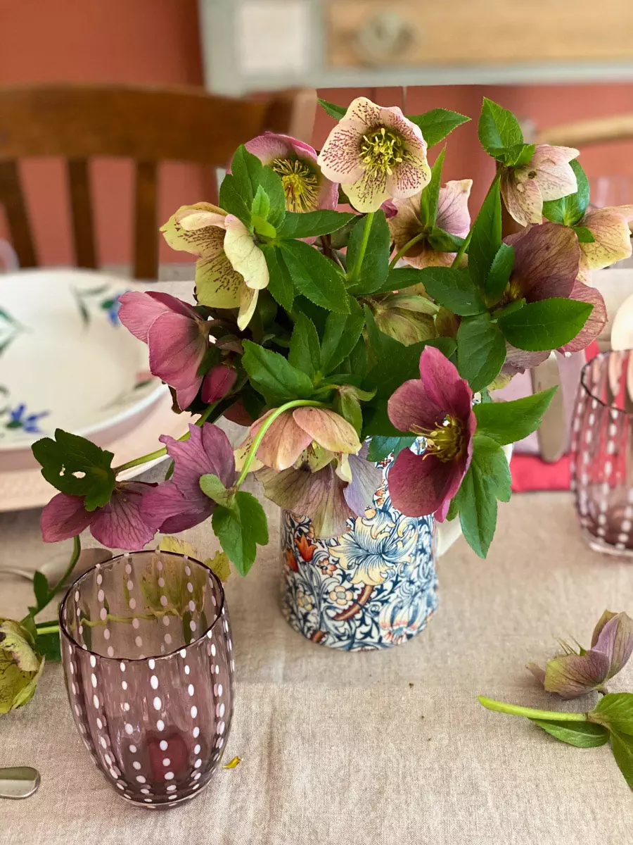 a-charming-spring-table-hellebores-bouquet