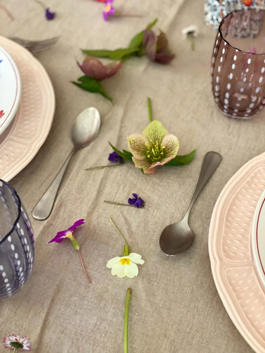 a-charming-spring-table-flowers