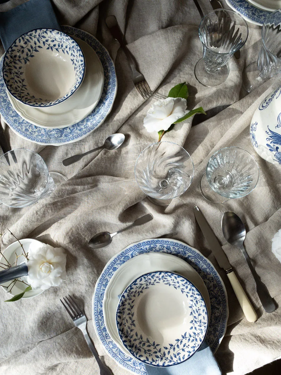 blue-and-white-table-setting-french-countryside-chic-romantic-tablescape