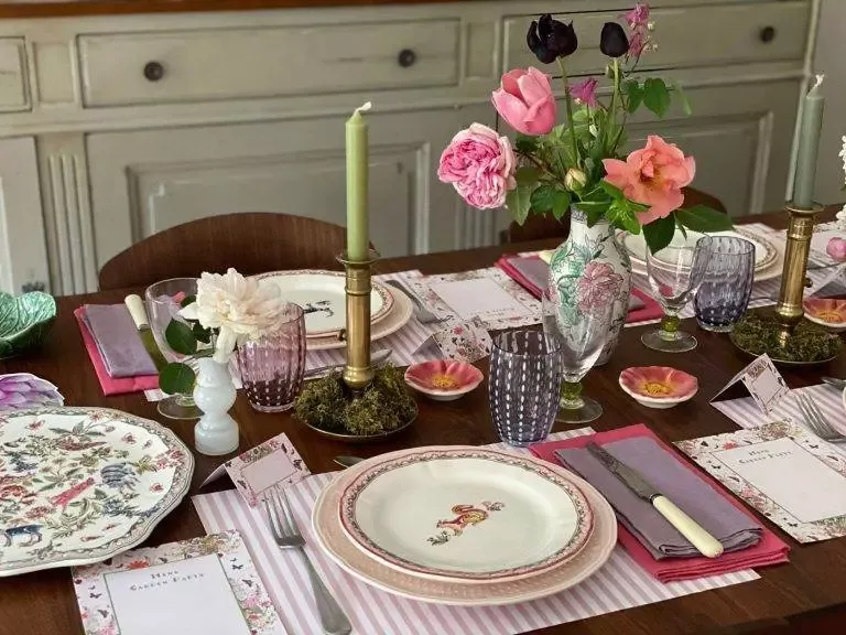 table dédiée au jardin imaginaire de Gien french tablescape