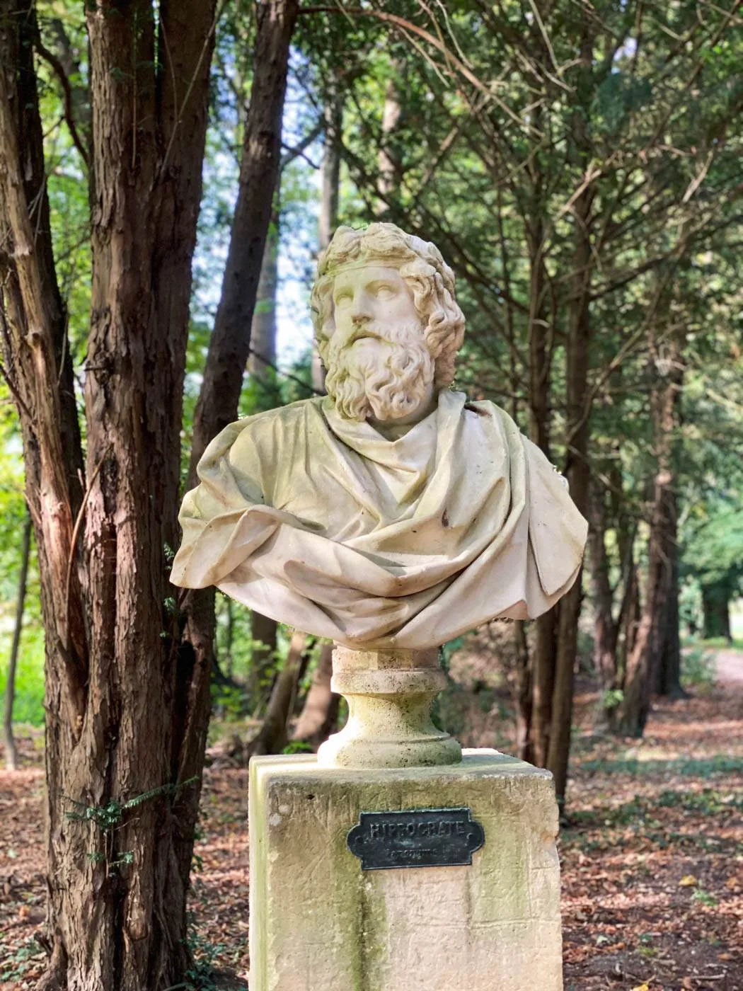 une-bonne-maison-chantilly-chateau-statue