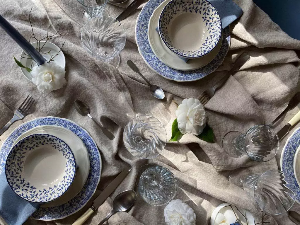 un dîner romantique en bleu et blanc art de la table camélia