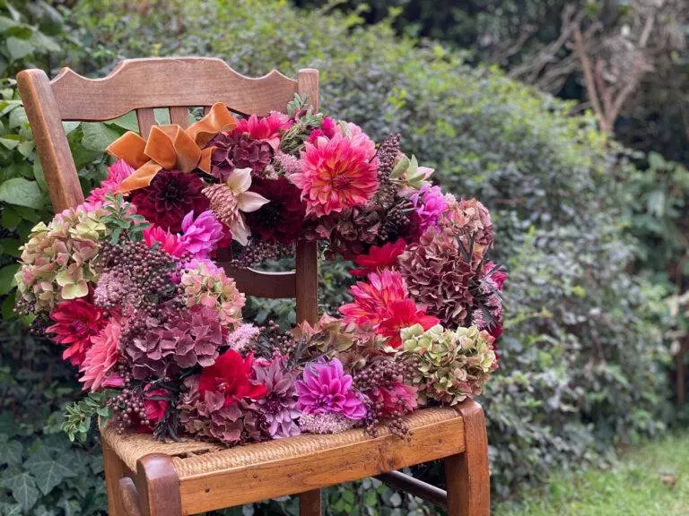 tutoriel comment réaliser une couronne de dahlias a beautiful dahlia wreath