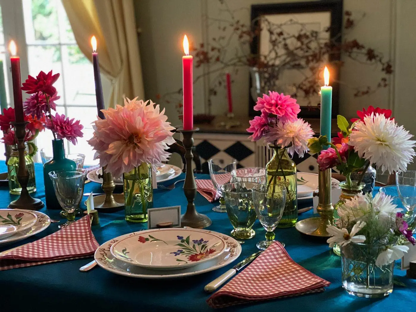 dresser-table-art-dahlias-tablescape-how-to-set-table-09