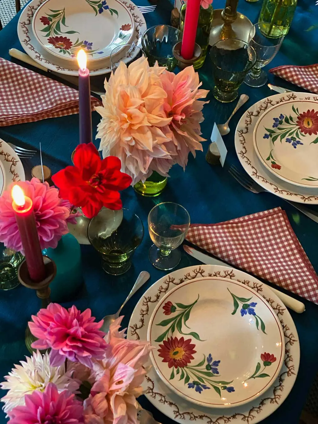 dresser-table-art-dahlias-tablescape-how-to-set-table-vt-23