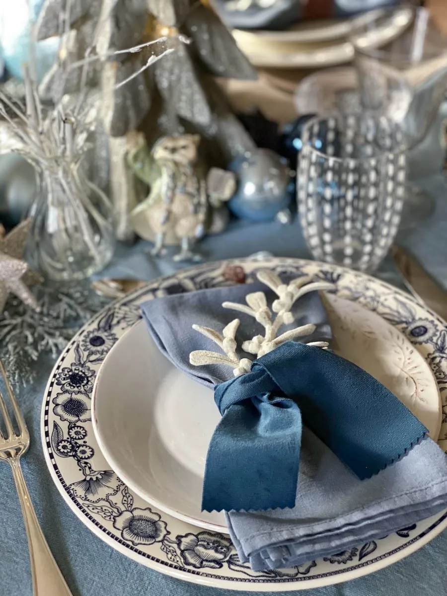 table de Noël féerique et glacée French Christmas tablescape winter wonderland