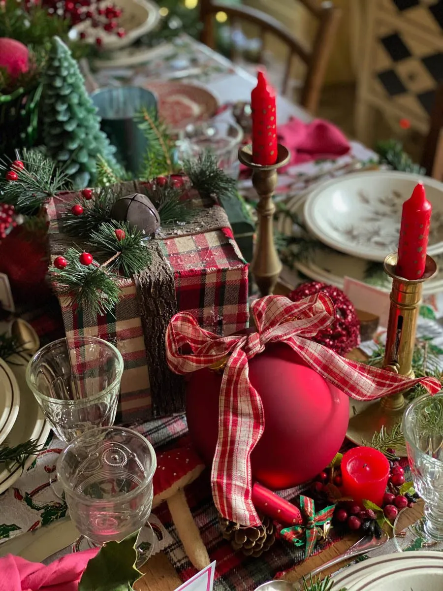 une table de noël traditionnelle et rustique Christmas a traditional and rustic christmas table