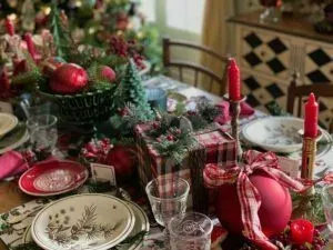 une table de noël traditionnelle et rustique Christmas tablescape traditional and rustic