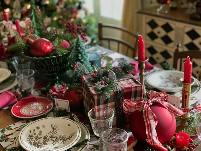 une table de noël traditionnelle et rustique Christmas tablescape traditional and rustic