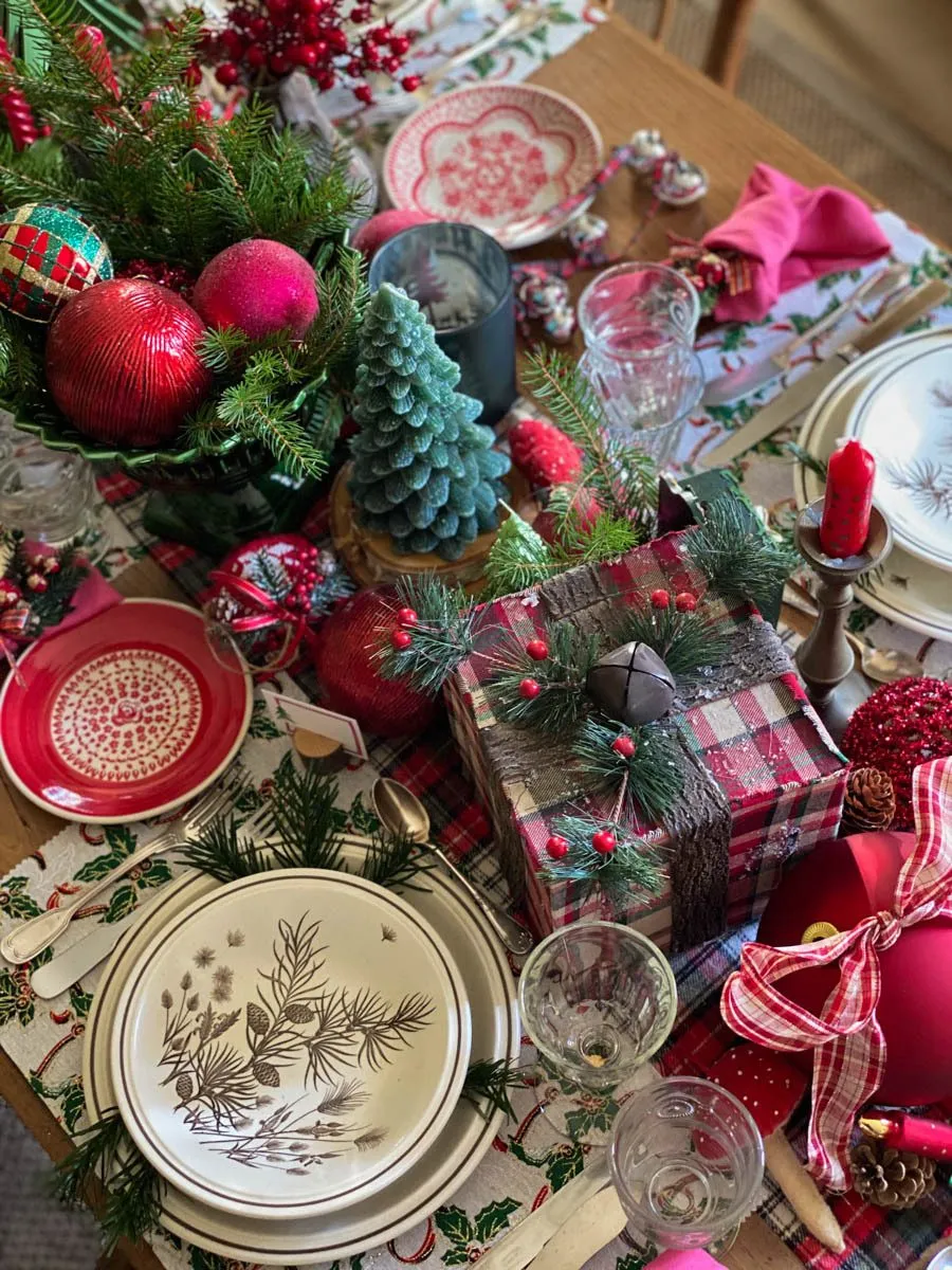 une table de noël traditionnelle et rustique Christmas tablescape traditional and rustic