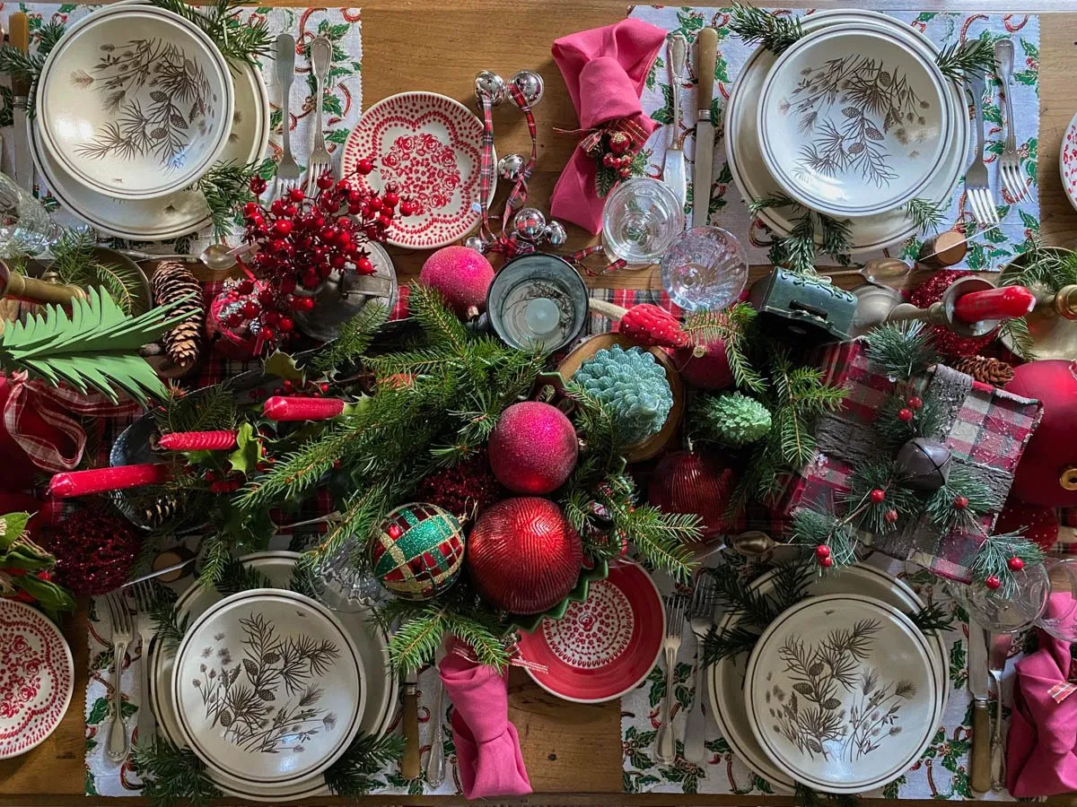 une table de noël traditionnelle et rustique Christmas tablescape traditional and rustic