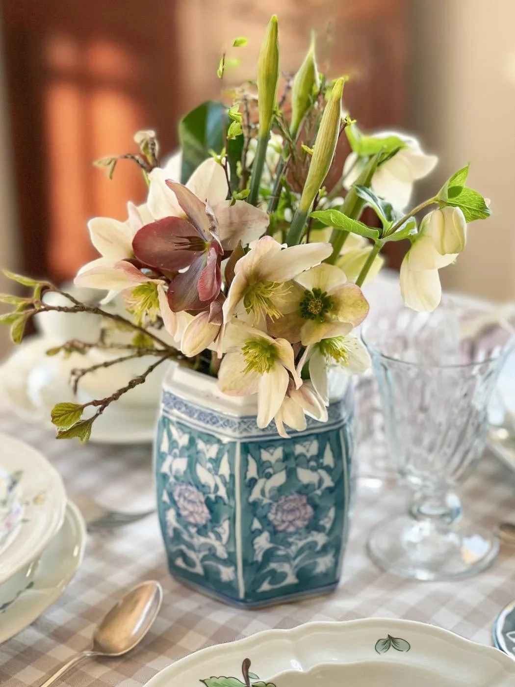 dresser une table avec des hellebores tablescape french country-04