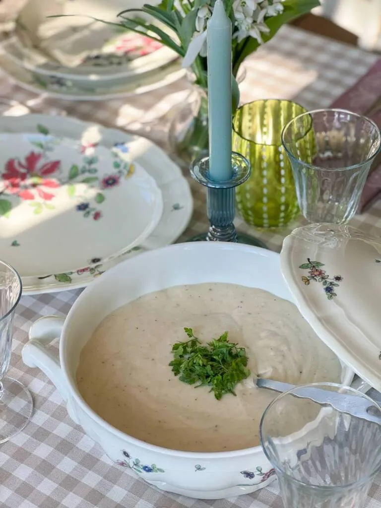 dresser une table avec des hellebores tablescape french country-38