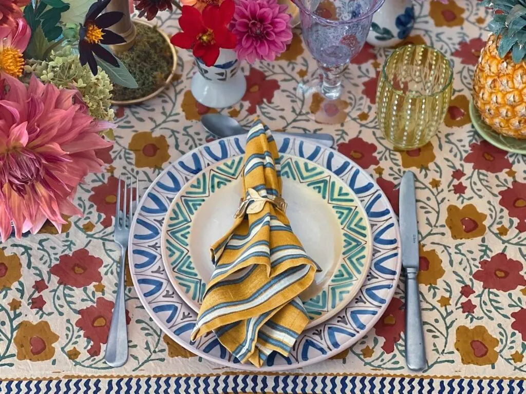 dresser une table avec des dahlias tablescape inspiration mexicaine-006