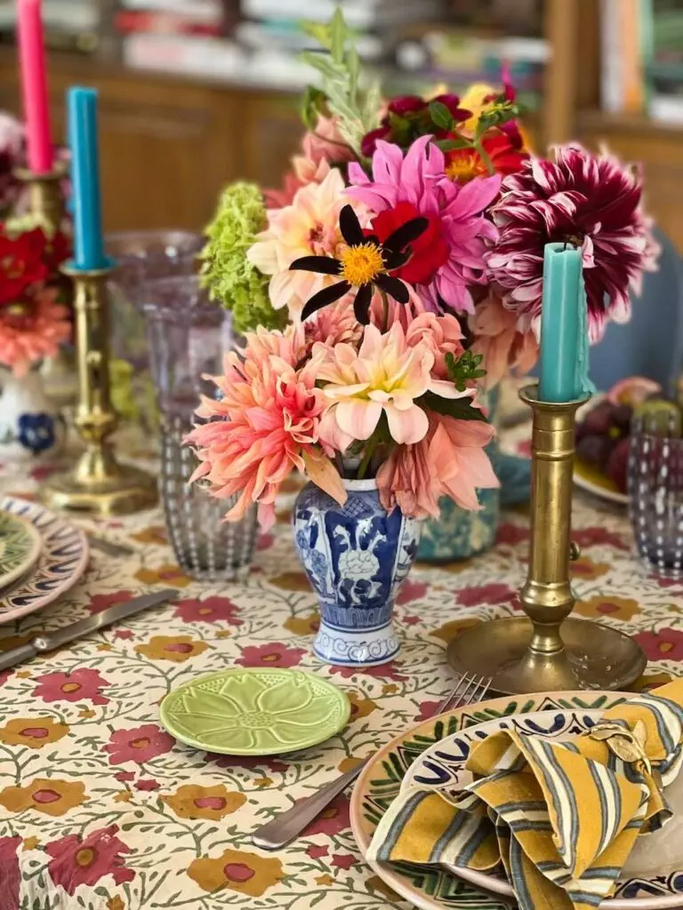 dresser une table avec des dahlias tablescape inspiration mexicaine-015
