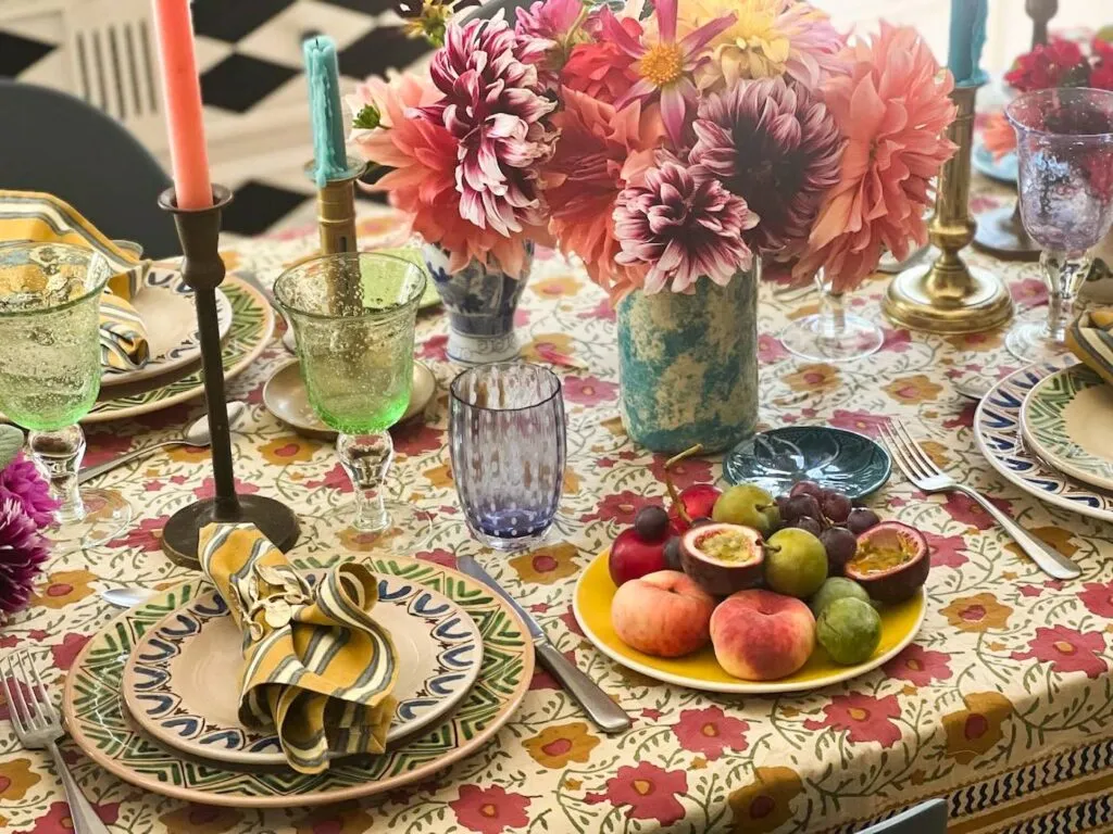 dresser une table avec des dahlias tablescape inspiration mexicaine-019