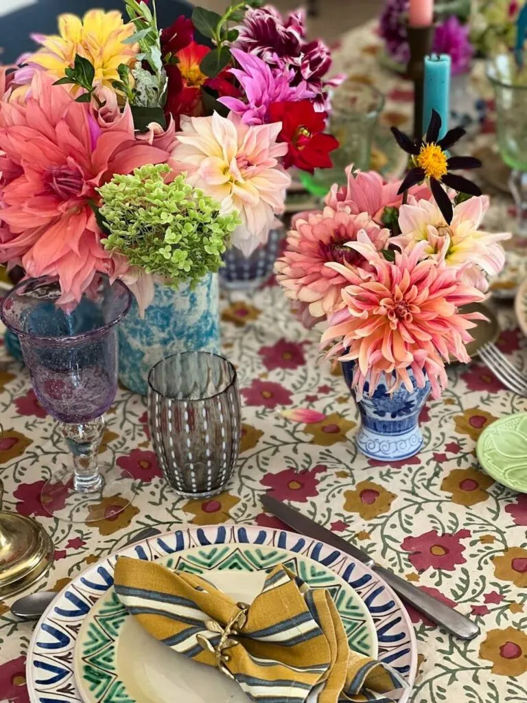 dresser une table avec des dahlias tablescape inspiration mexicaine-027