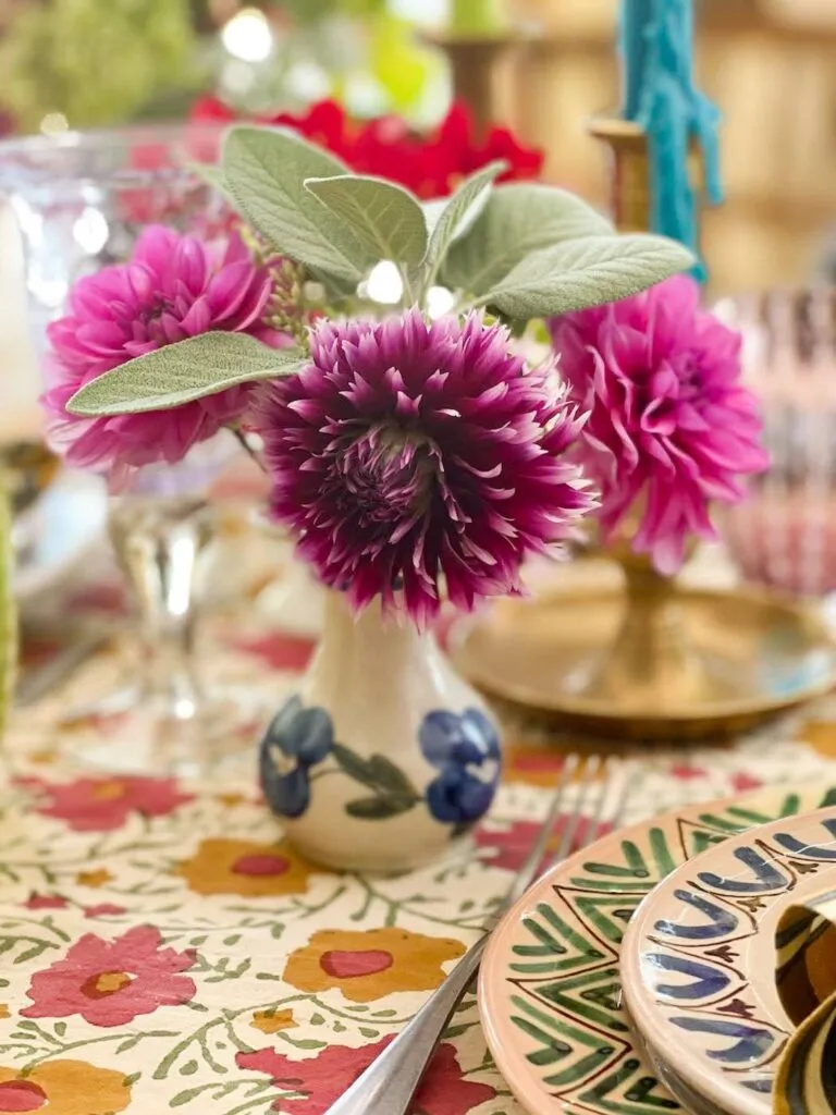 dresser une table avec des dahlias tablescape inspiration mexicaine-053