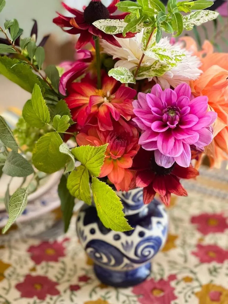 dresser une table avec des dahlias tablescape inspiration mexicaine-071