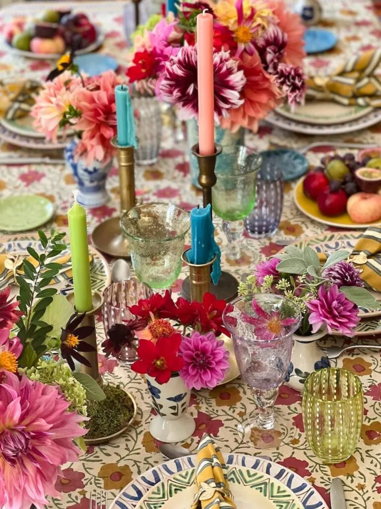 dresser une table avec des dahlias tablescape inspiration mexicaine-077
