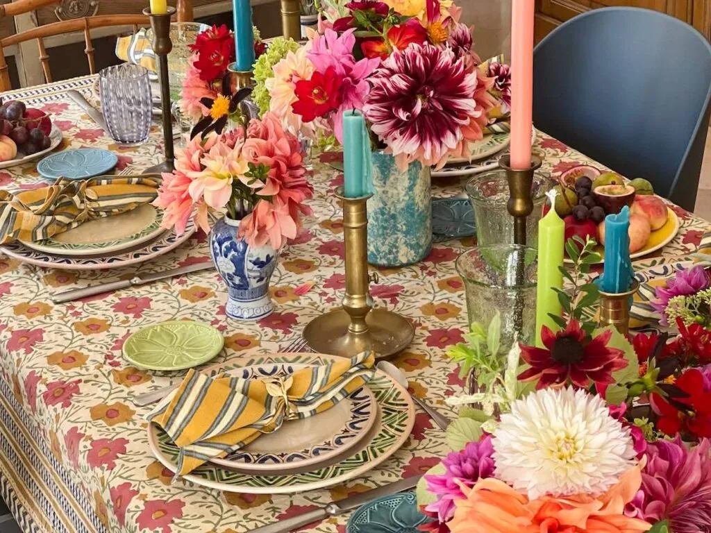 dresser une table avec des dahlias tablescape inspiration mexicaine-079