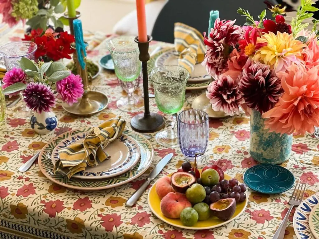 dresser une table avec des dahlias tablescape inspiration mexicaine-106