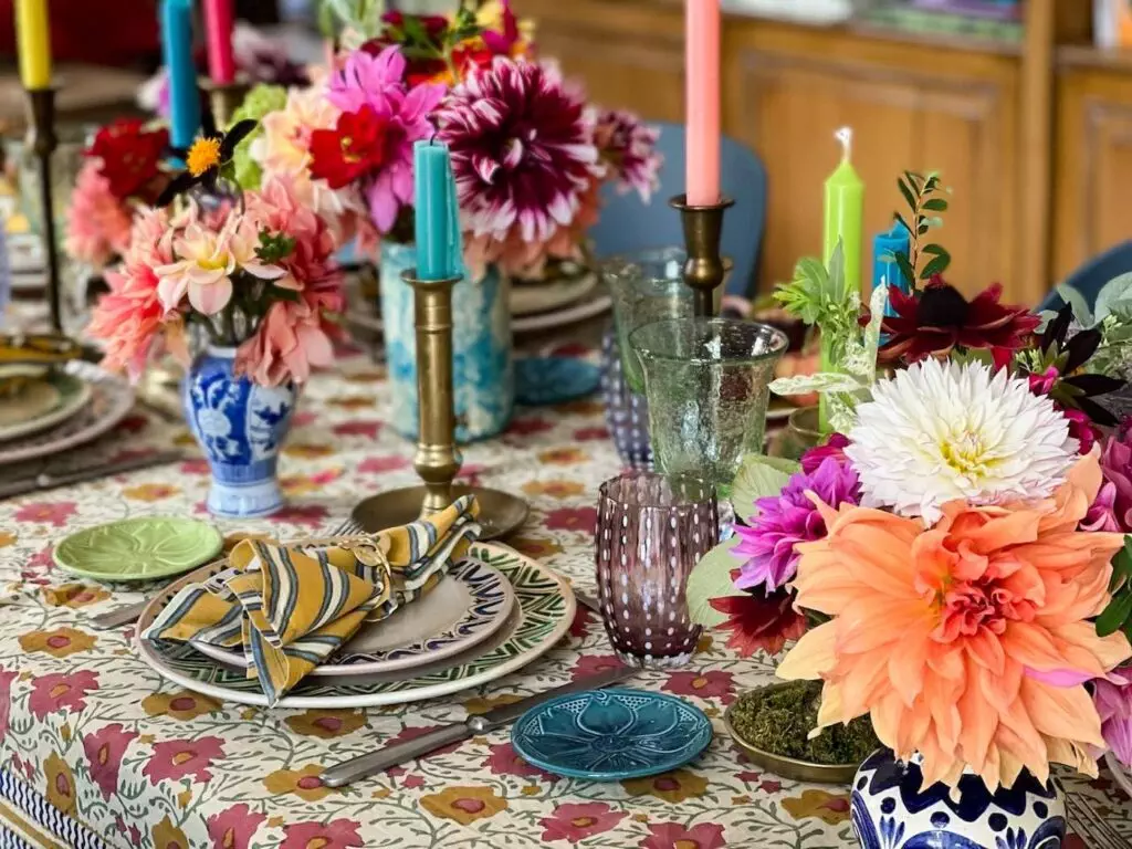 dresser une table avec des dahlias tablescape inspiration mexicaine-112