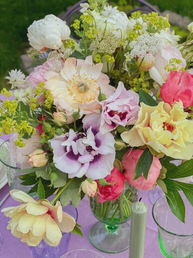 Dresser une table poétique French summer table setting bouquet 2