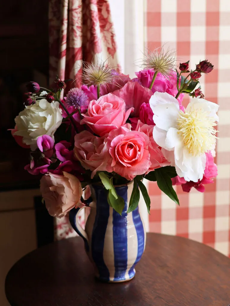 bouquet-roses-pivoines-pavots-stripes