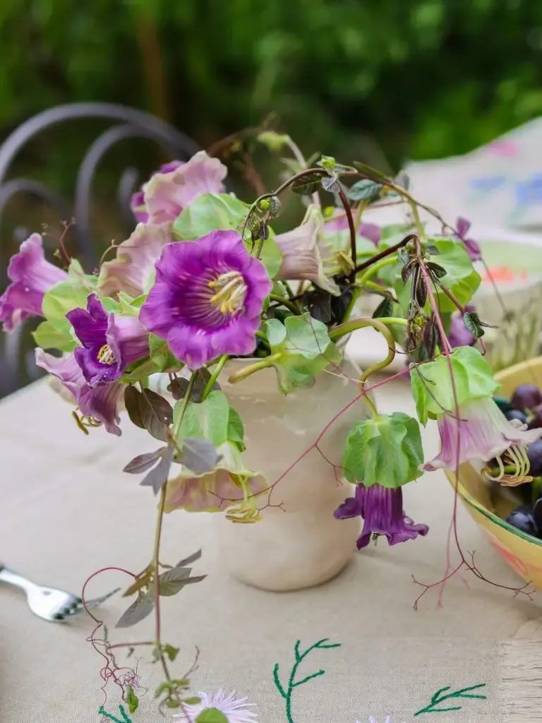 dresser table florale fin été end of summer floral tablescape