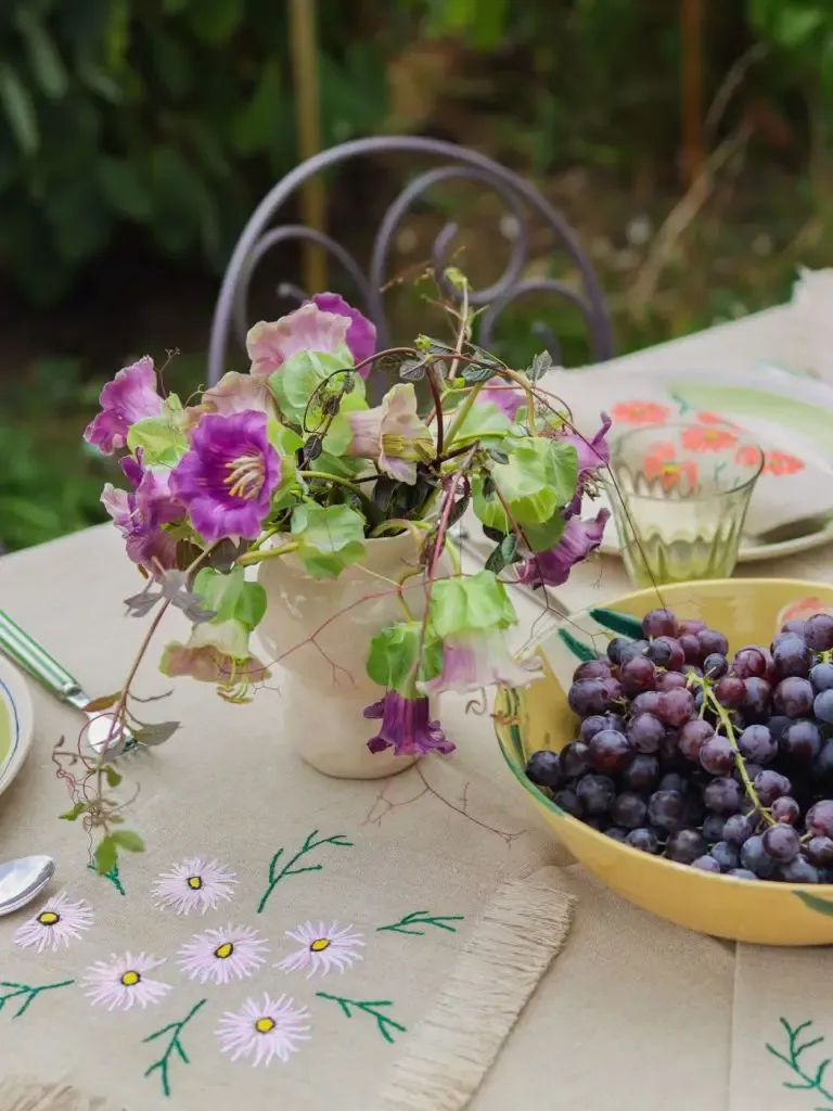 dresser table florale fin été end of summer floral tablescape