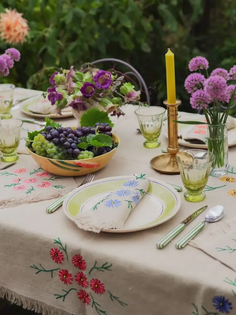 dresser table florale fin été end of summer floral tablescape