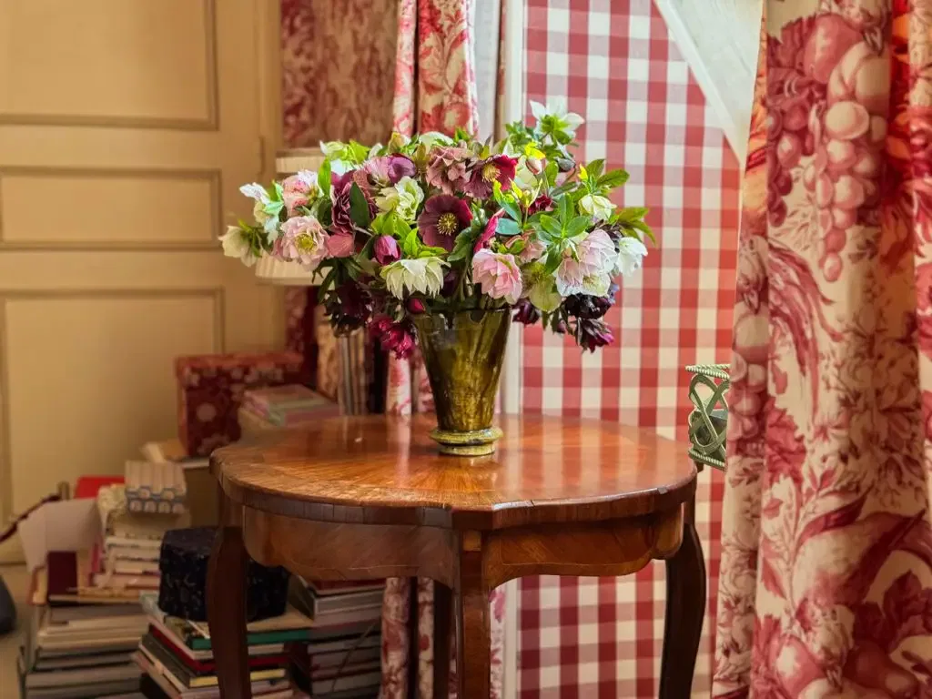 beau bouquet hellebore flowers